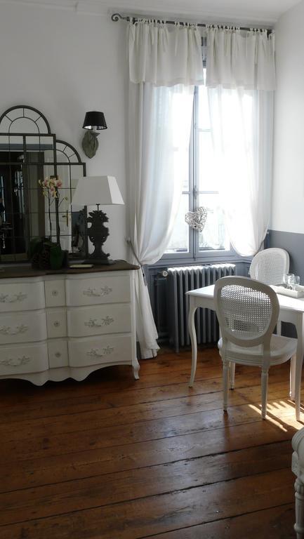 Bed and Breakfast Vue Sur Cour La Rochelle  Exterior foto