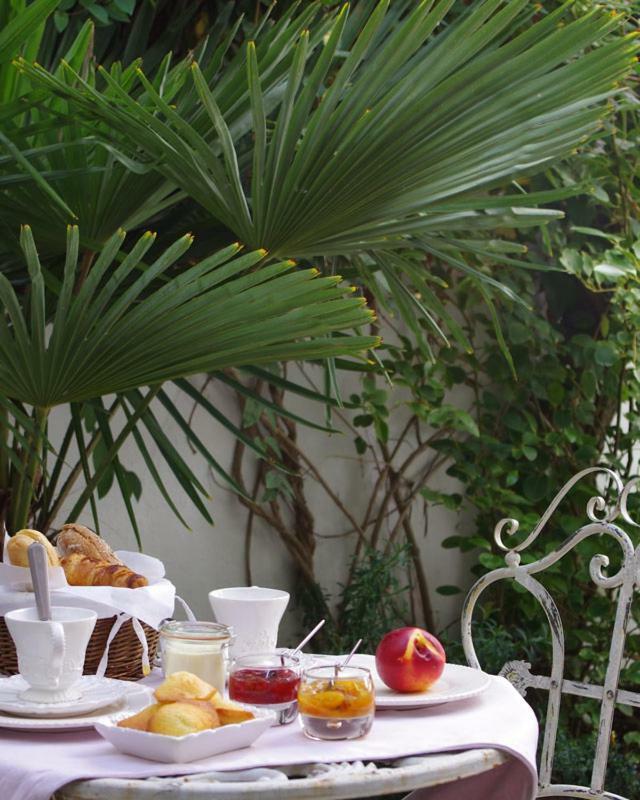 Bed and Breakfast Vue Sur Cour La Rochelle  Exterior foto