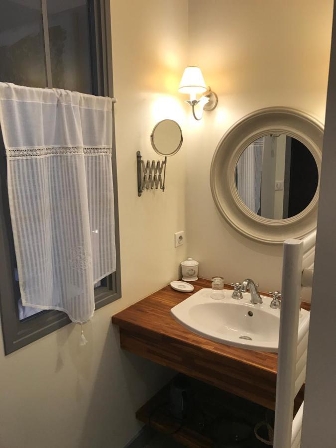 Bed and Breakfast Vue Sur Cour La Rochelle  Exterior foto